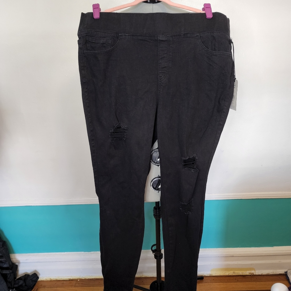 NWT FTF BLACK RIPPED JEGGINGS